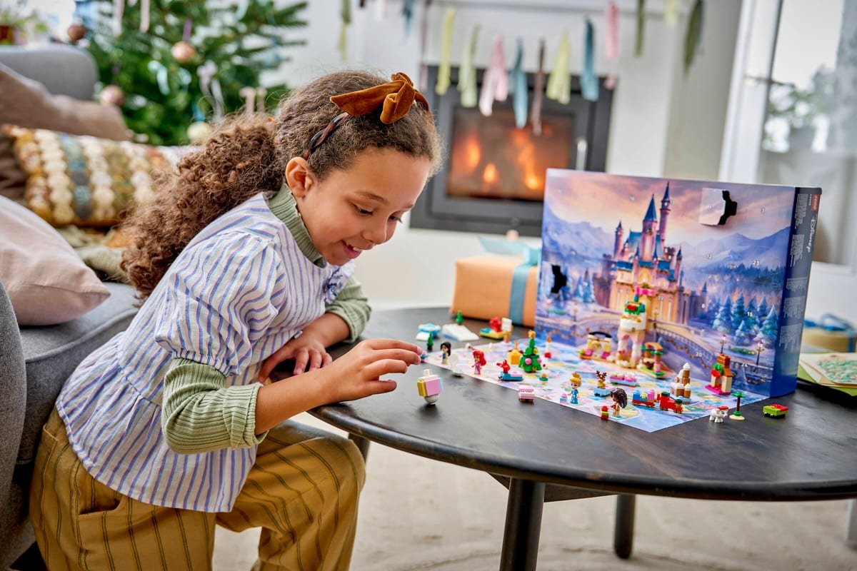 Le plateau de jeu du calendrier LEGO Disney 2026 en cours d'assemblage