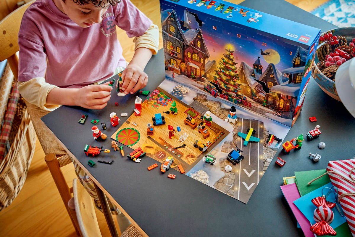 Les minifigurines du calendrier LEGO City 2026 disposées sur le tapis de jeu