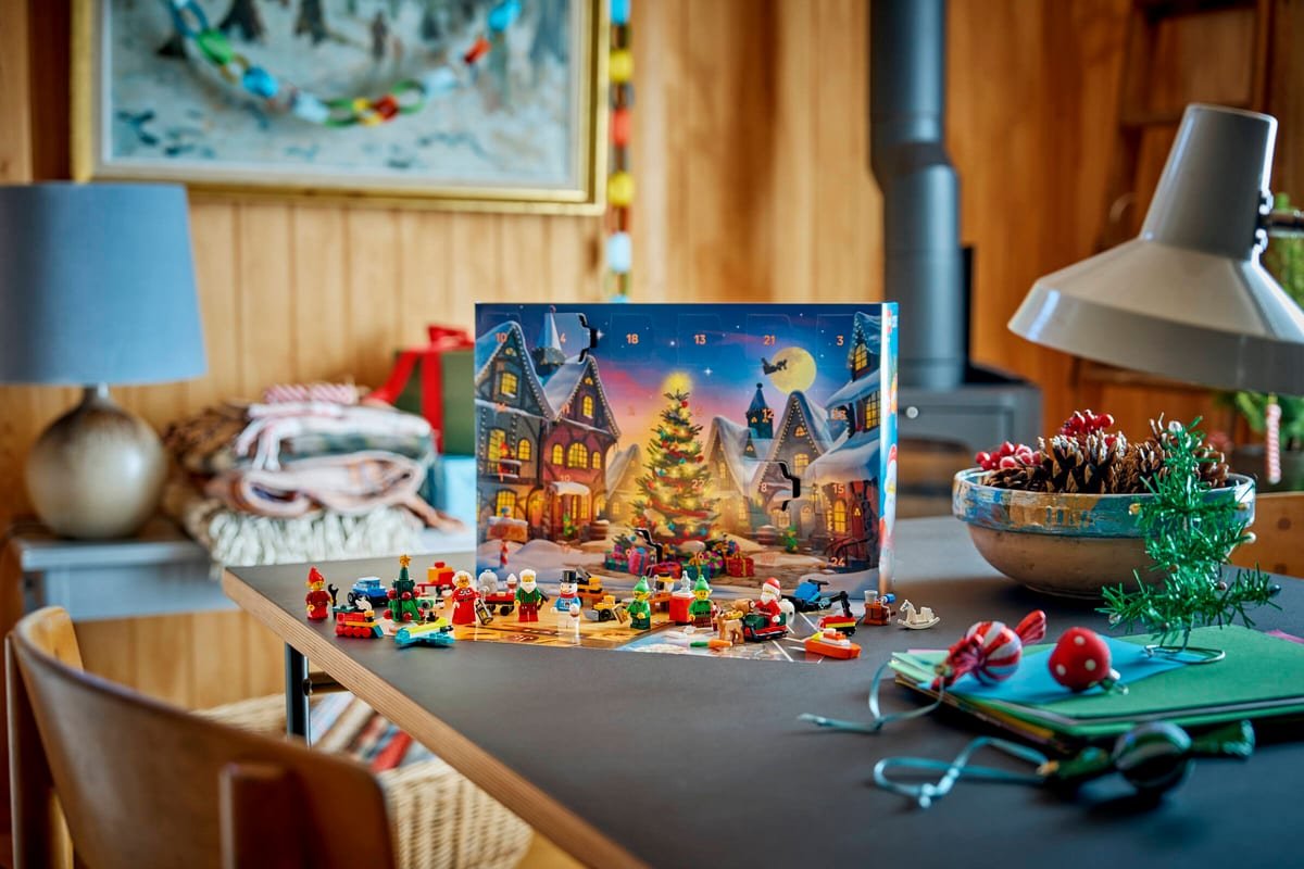 Le tapis de jeu du calendrier LEGO City 2026 déplié sur une table
