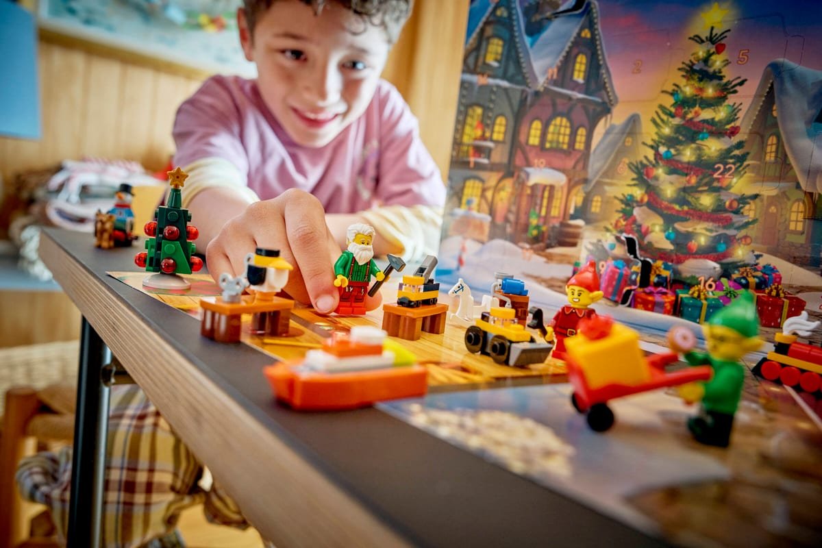 Un enfant assemble les petits modèles du calendrier LEGO City 2026