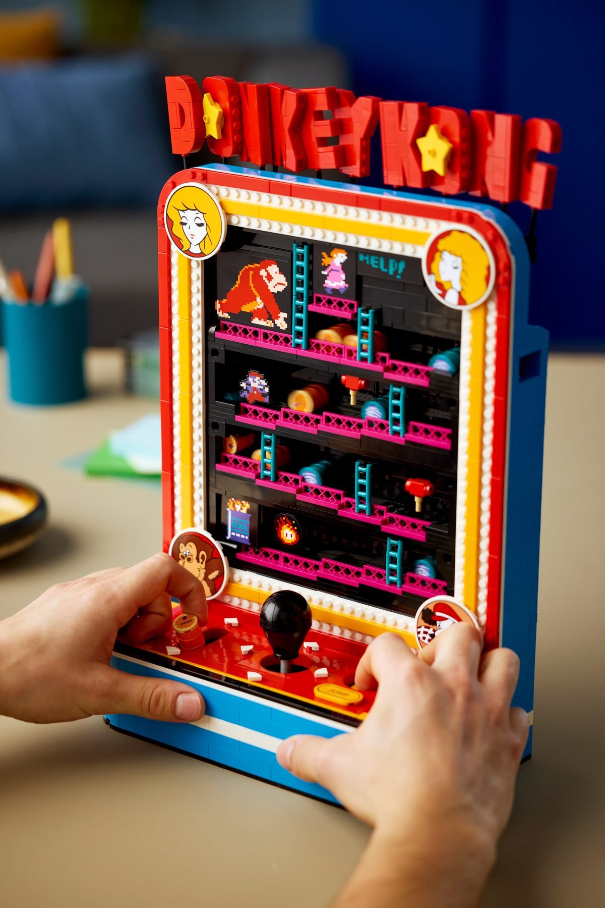 Gros plan sur le joystick et les commandes jouables de la borne