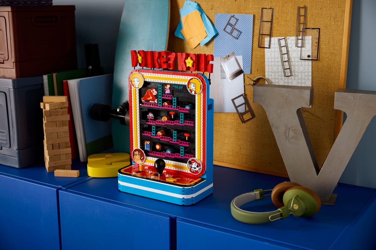 La borne Donkey Kong exposée sur une étagère dans un intérieur