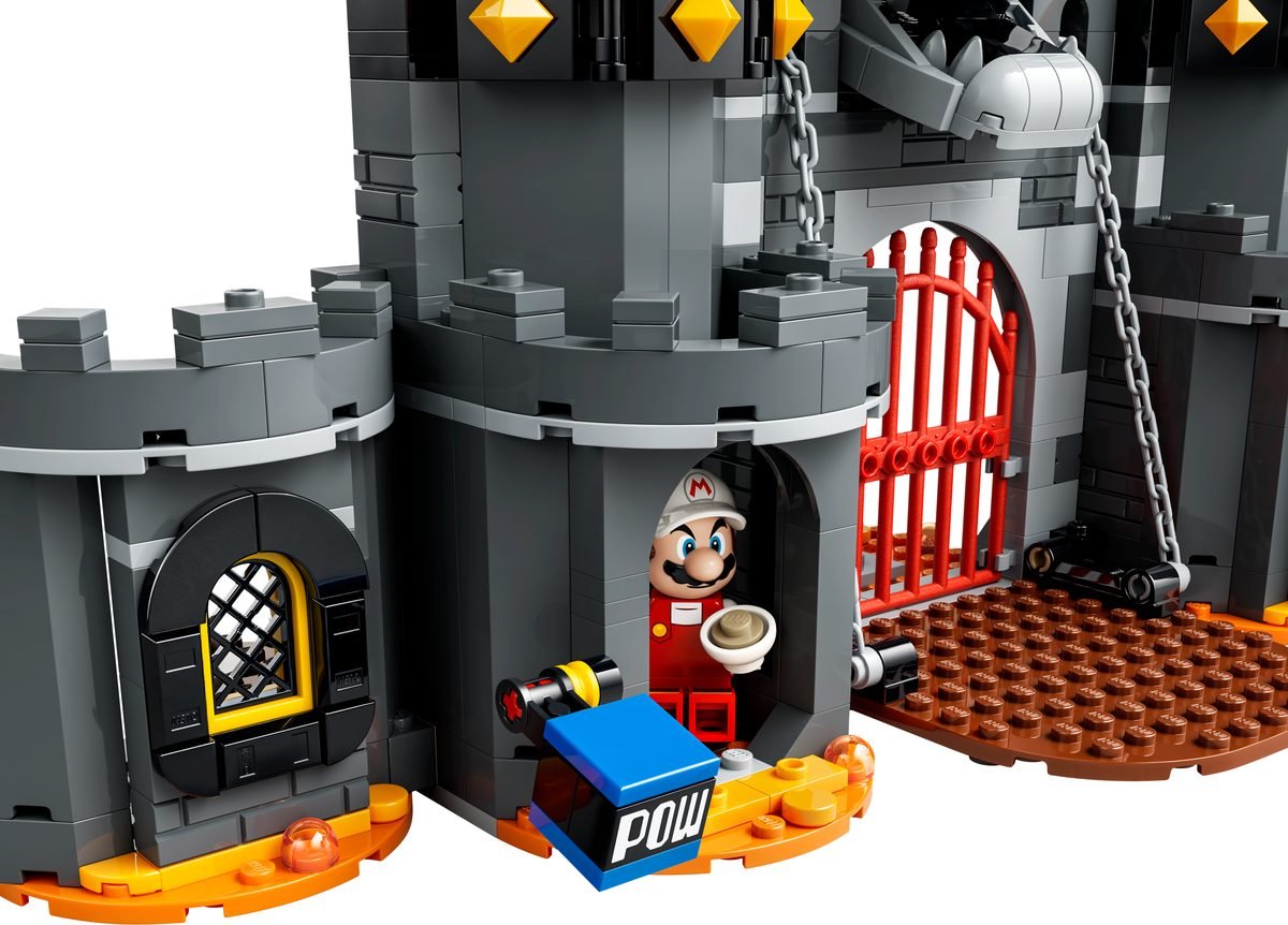 L'entrée du château du set 72060, Mario de feu et le bloc POW devant la grille rouge
