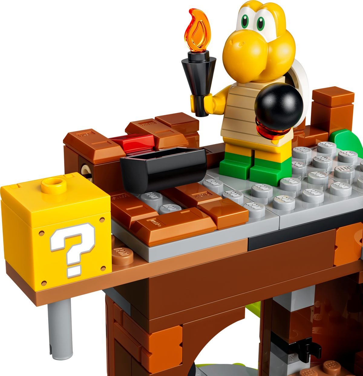 Le sommet du fort du set 72061 en détail, le Koopa Troopa torche en main près d'une Bob-omb et du bloc à point d'interrogation