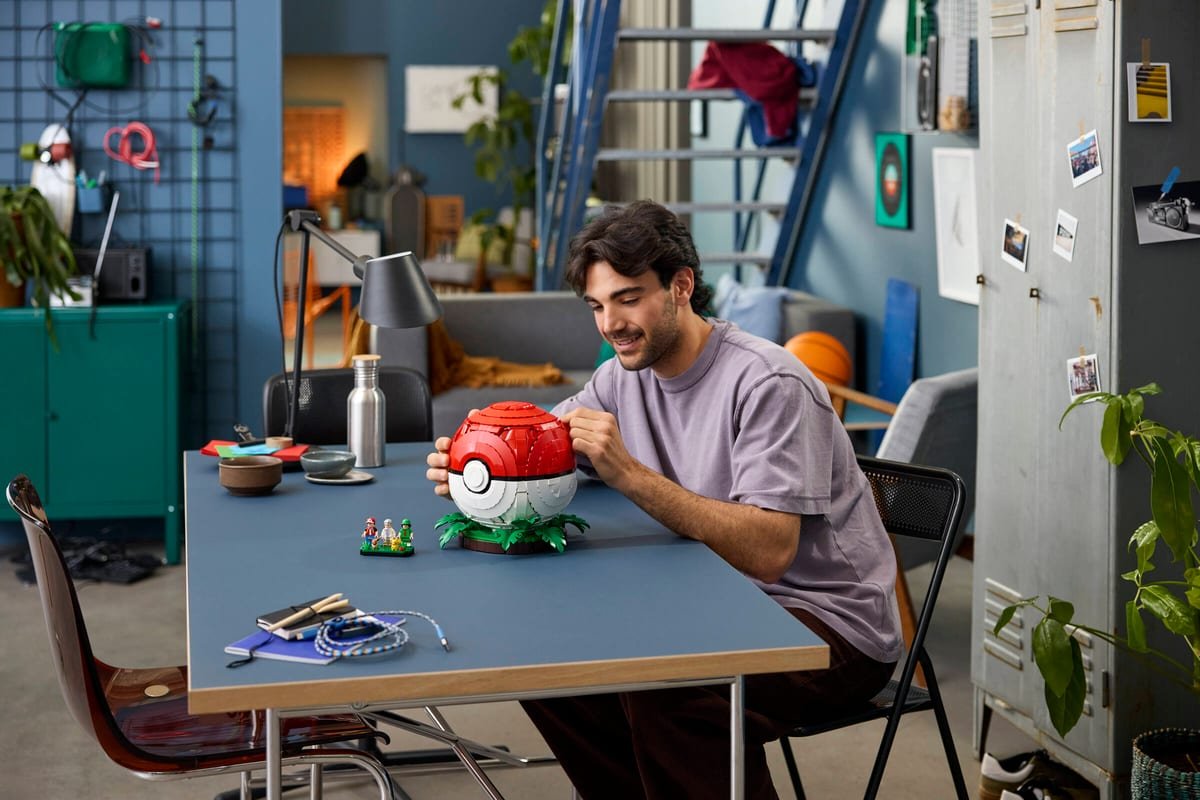 La Poke Ball geante en cours d'assemblage sur une table