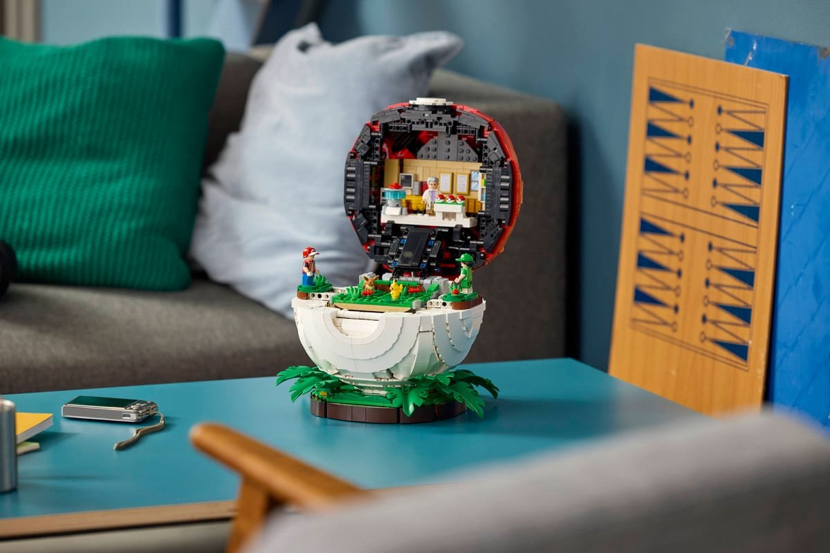 La Poke Ball ouverte revelant le laboratoire, posee sur une table basse