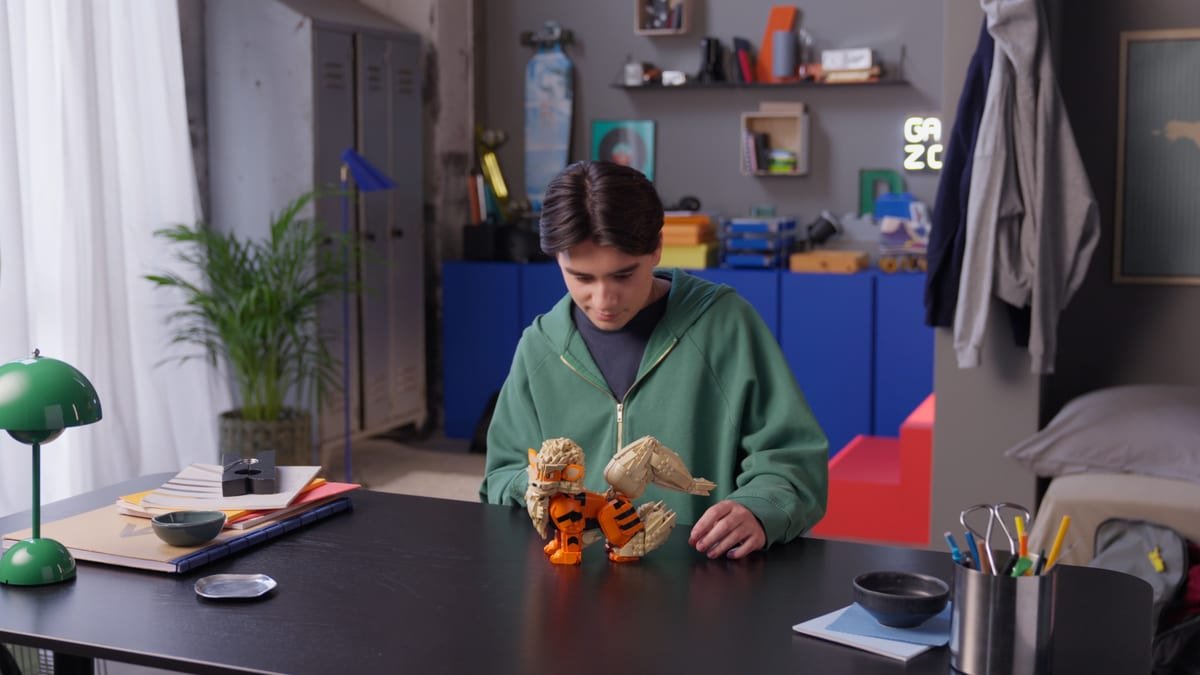 Un adolescent assemble Arcanin sur un bureau noir dans sa chambre