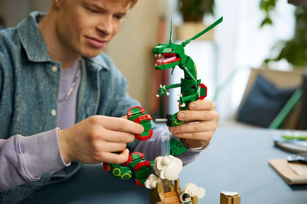 Le corps articule de Rayquaza assemble a la main