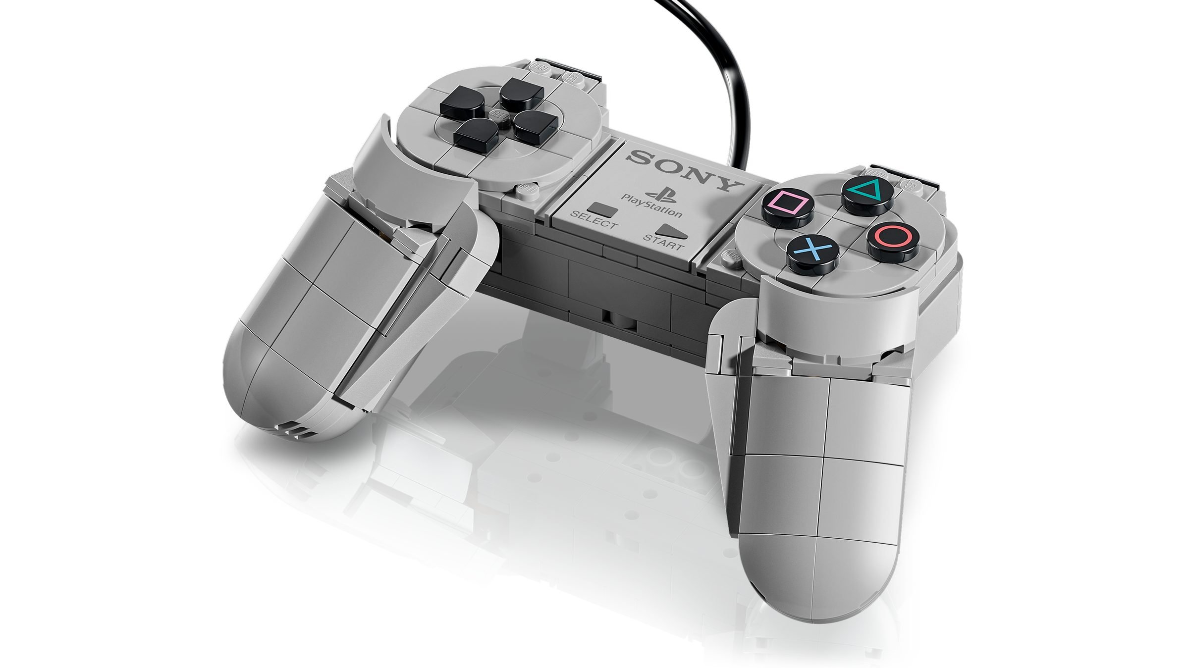 La manette du LEGO PlayStation 72306 en gros plan, croix directionnelle et quatre boutons imprimés