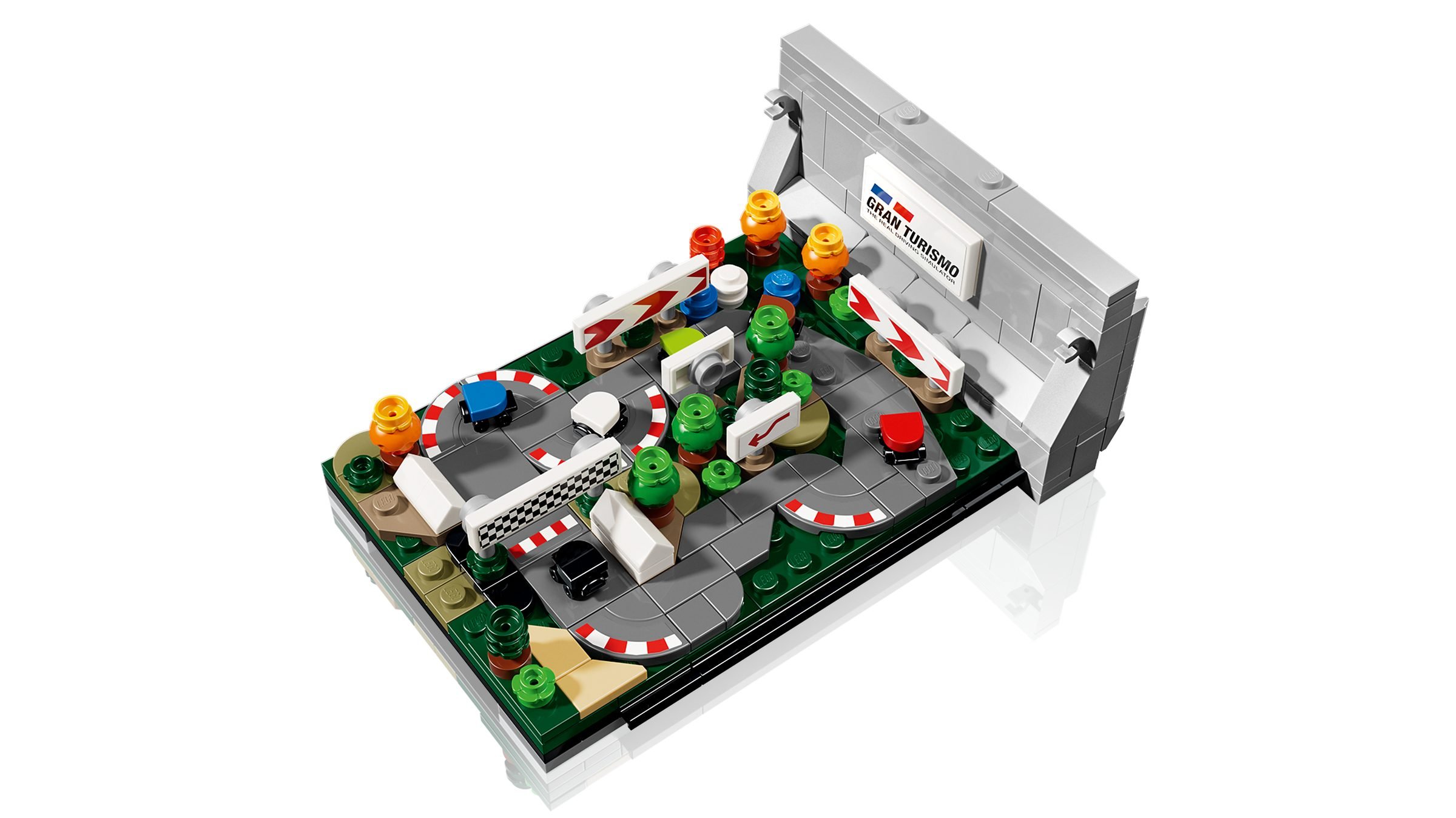 Le diorama Gran Turismo du LEGO PlayStation 72306 avec sa plaque de logo à l'arrière
