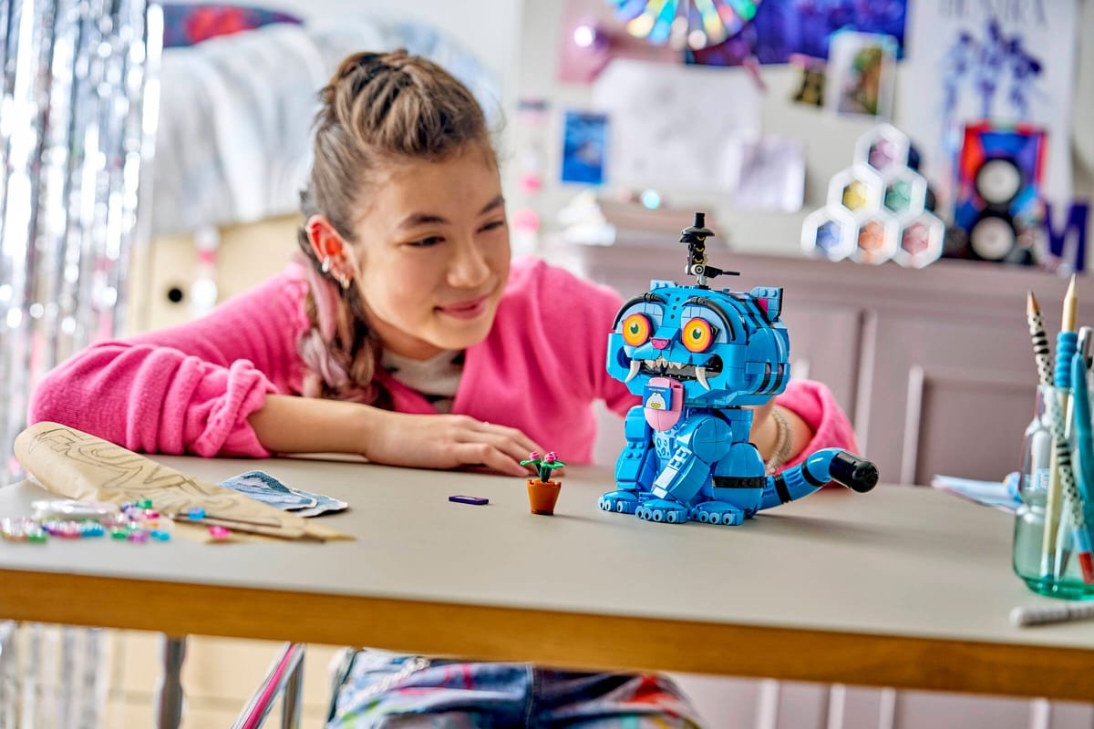 Une jeune fan admire le modèle Derpy et Suzy terminé posé sur son bureau