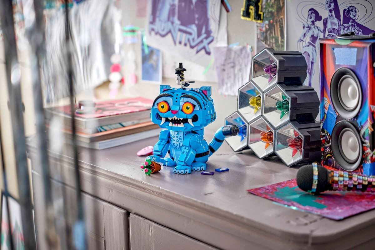 Le set LEGO Derpy et Suzy exposé dans une chambre aux couleurs K-pop