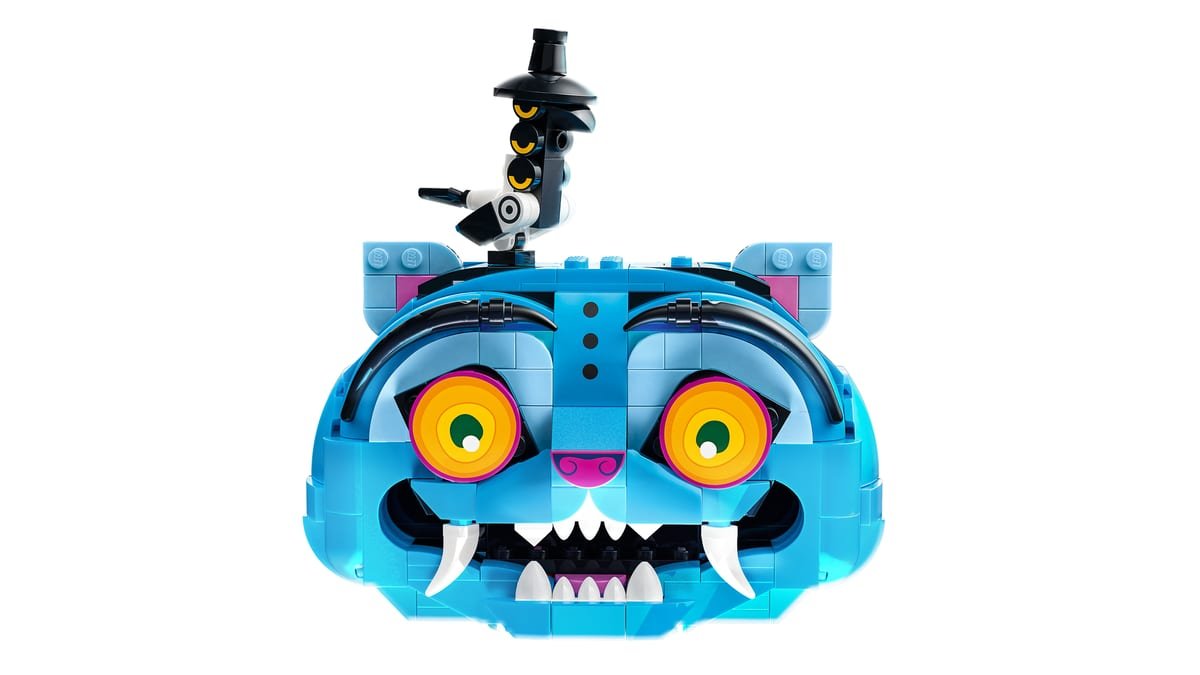 Gros plan sur Derpy le tigre bouche ouverte, montrant ses crocs et son expression espiègle