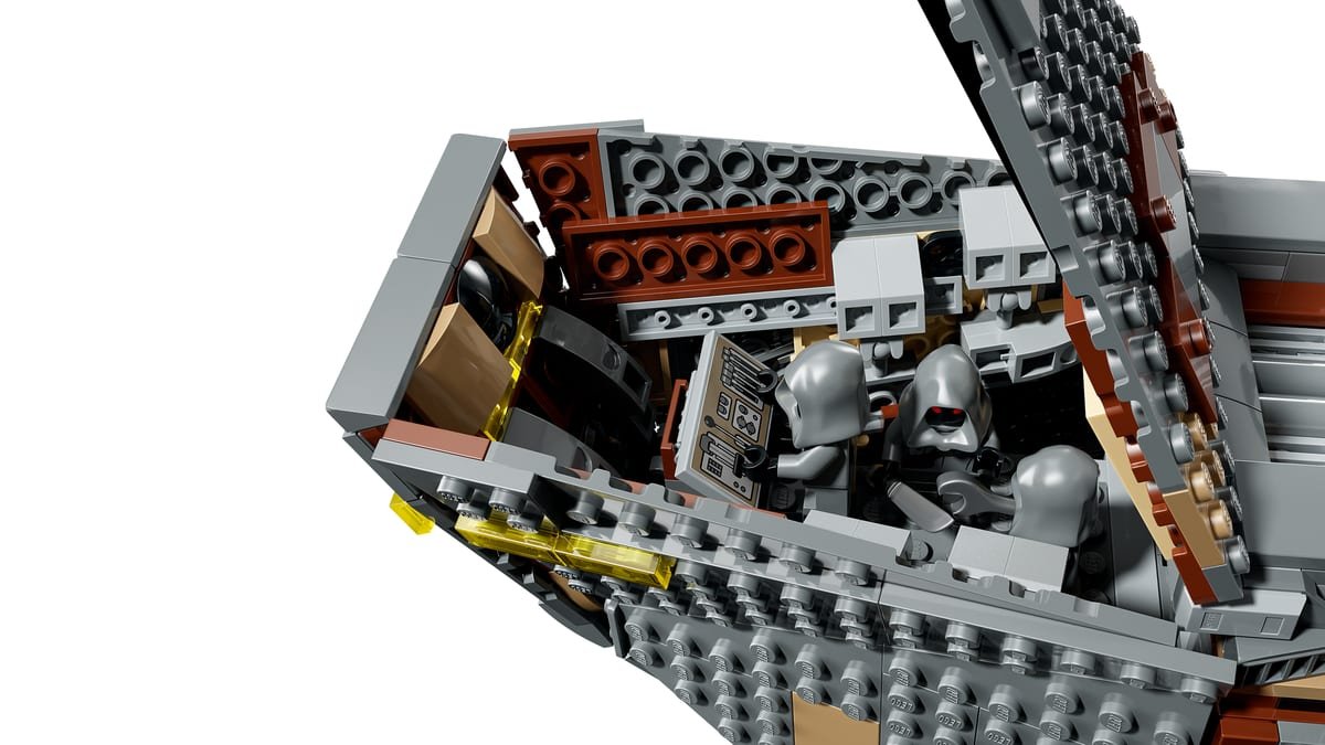 Intérieur du Sandcrawler ouvert sur la soute, avec des Jawas installés aux commandes