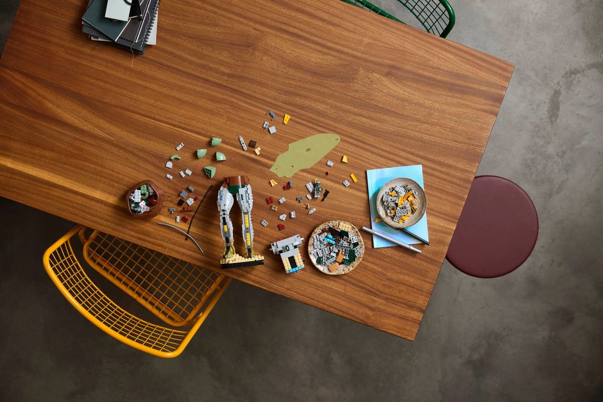 Le set Boba Fett en cours de montage, pieces etalees sur une table