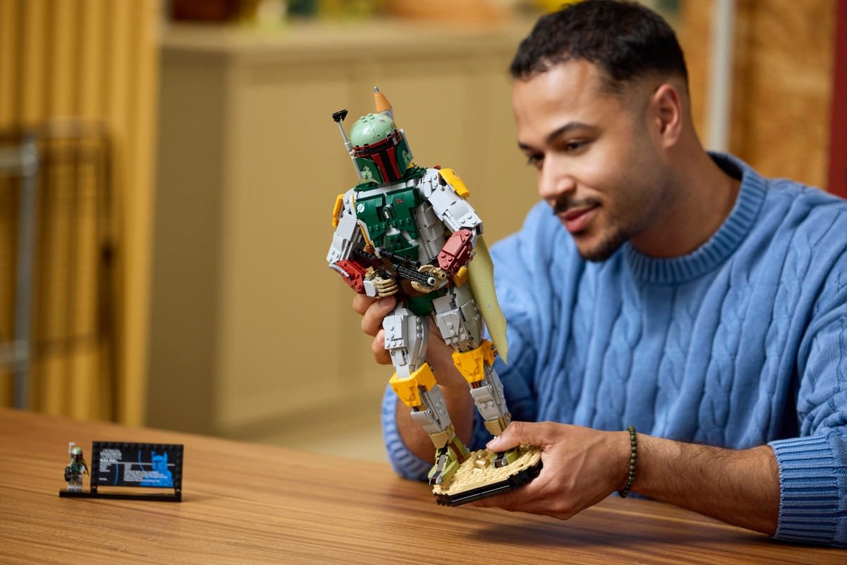 La figurine Boba Fett tenue en main, plaque descriptive posee sur la table