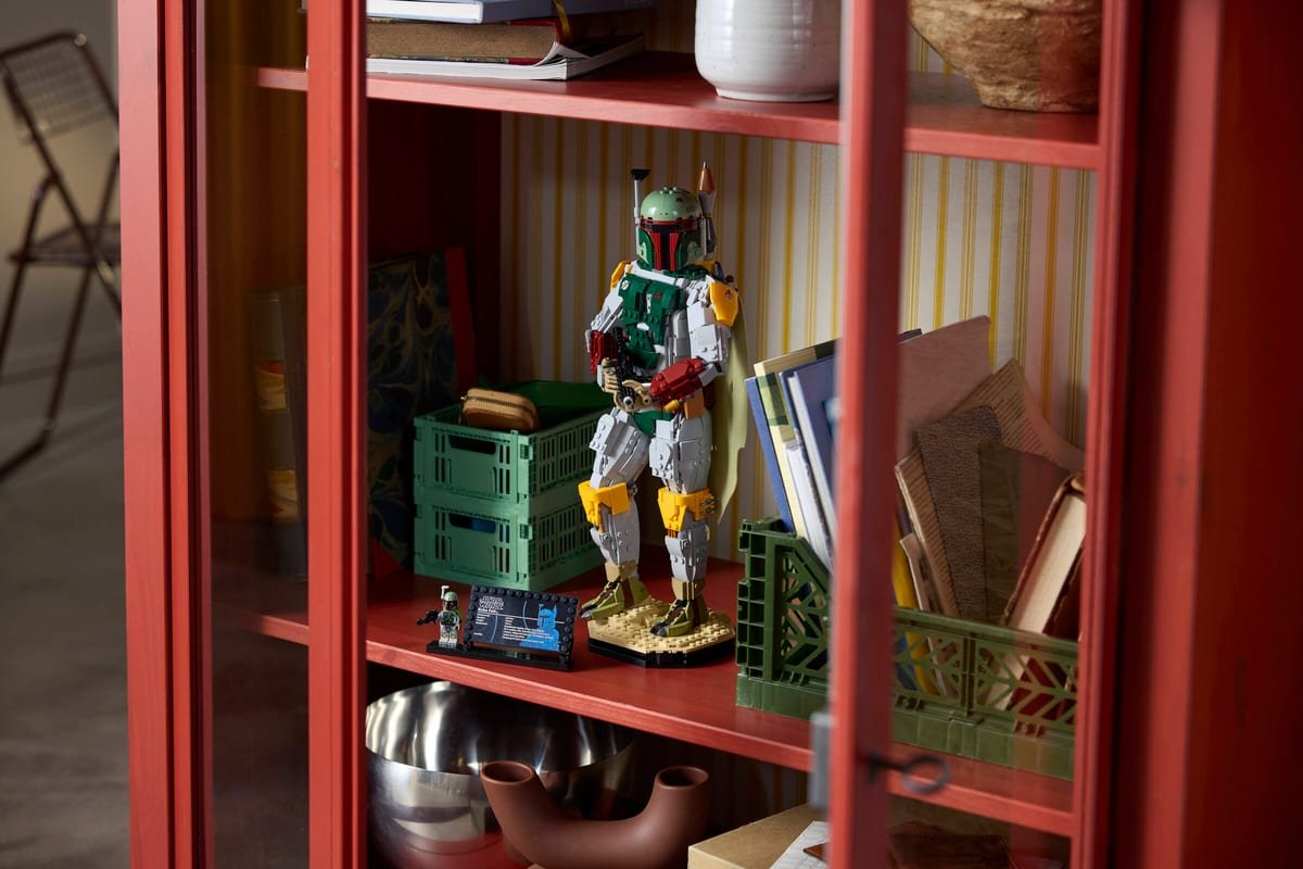 La figurine Boba Fett exposee dans une vitrine rouge avec sa plaque