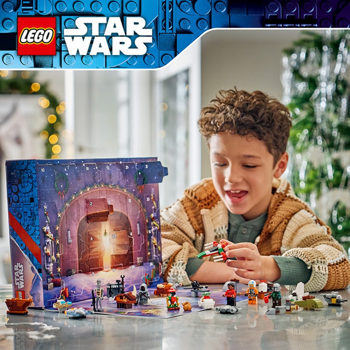 Un enfant joue avec le calendrier de l'Avent LEGO Star Wars 2026