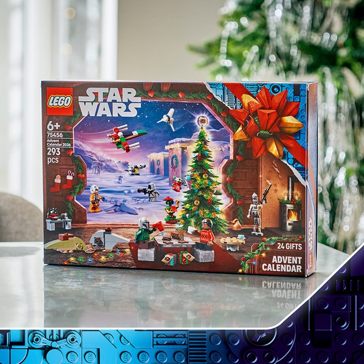 La boîte du calendrier LEGO Star Wars 2026 devant un sapin décoré