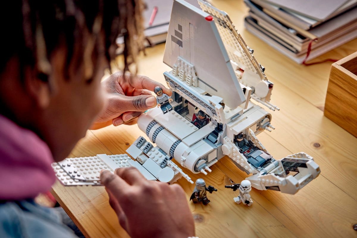 Installation d'une minifigurine dans le cockpit de la navette Lambda LEGO