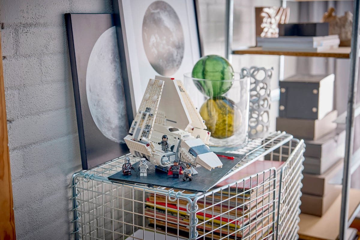 La navette impériale de classe Lambda LEGO exposée avec ses cinq minifigurines