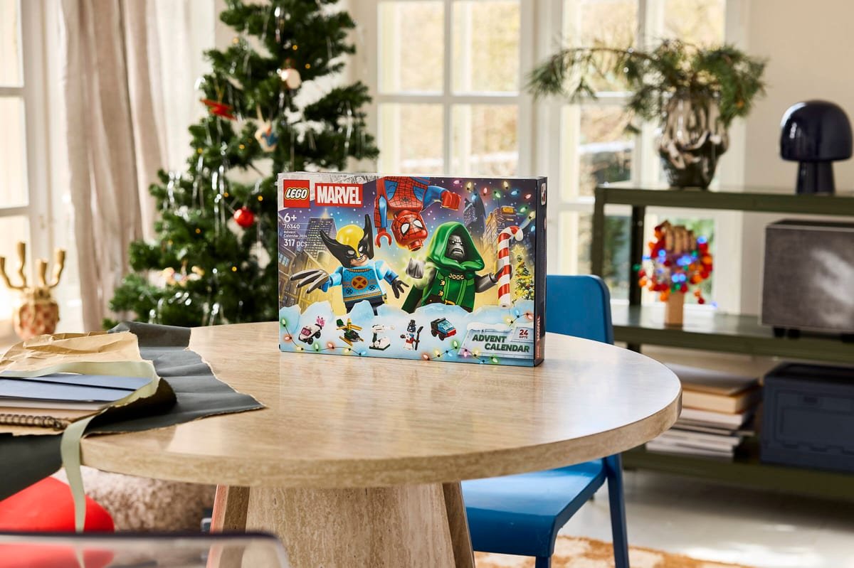 La boîte du calendrier LEGO Marvel 2026 posée sur une table dans un salon décoré