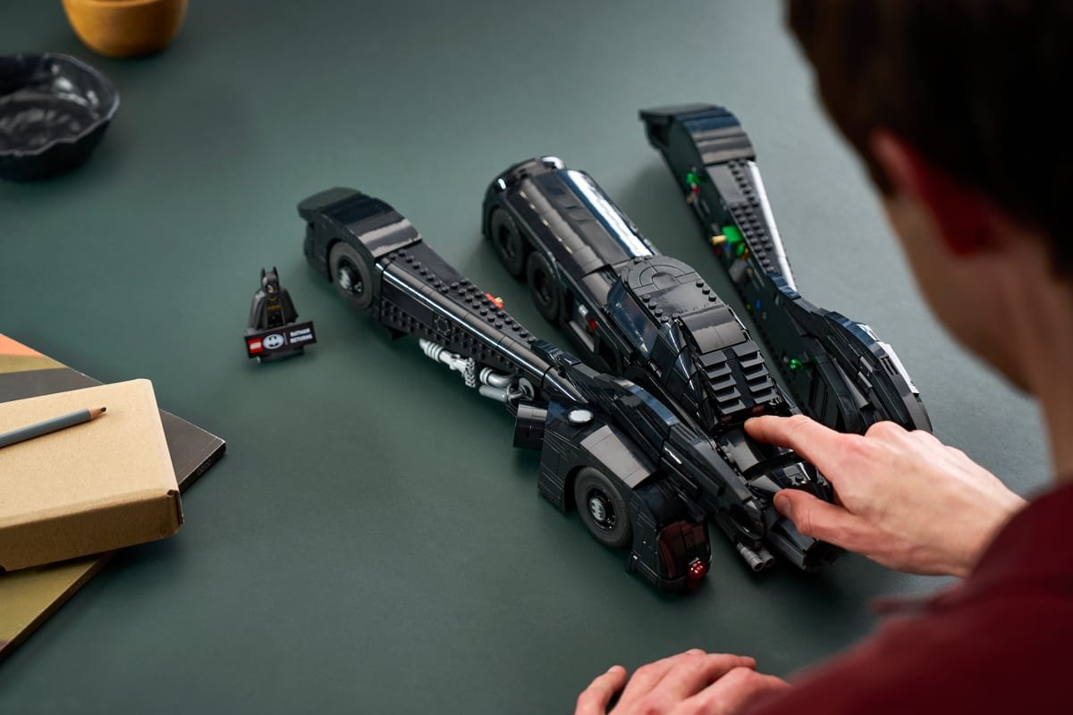 Les deux flancs de la Batmobile LEGO 76355 écartés pendant la transformation en Batmissile