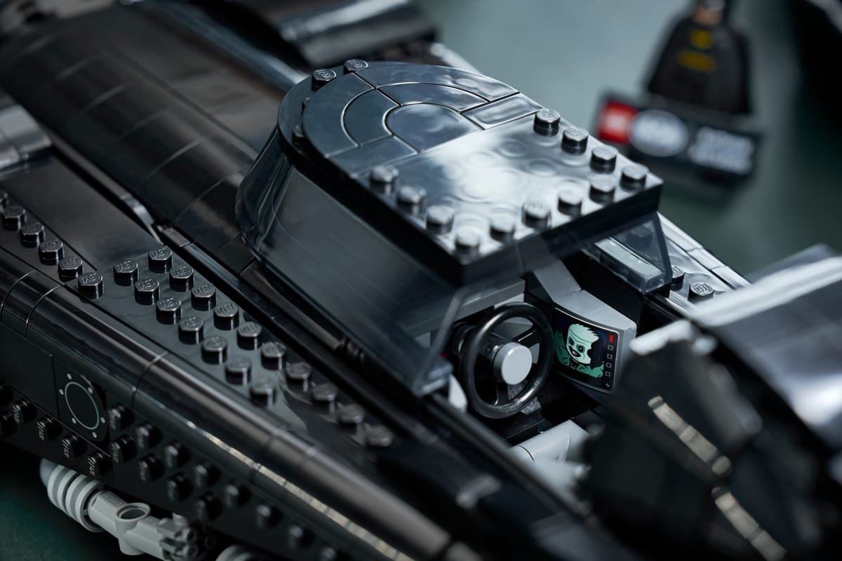 Gros plan sur l'habitacle de la Batmobile LEGO 76355, avec son volant et son tableau de bord