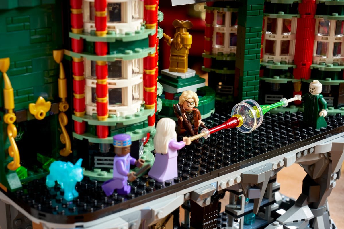 Le duel entre Dumbledore et Voldemort dans l'atrium du ministère, devant la statue dorée