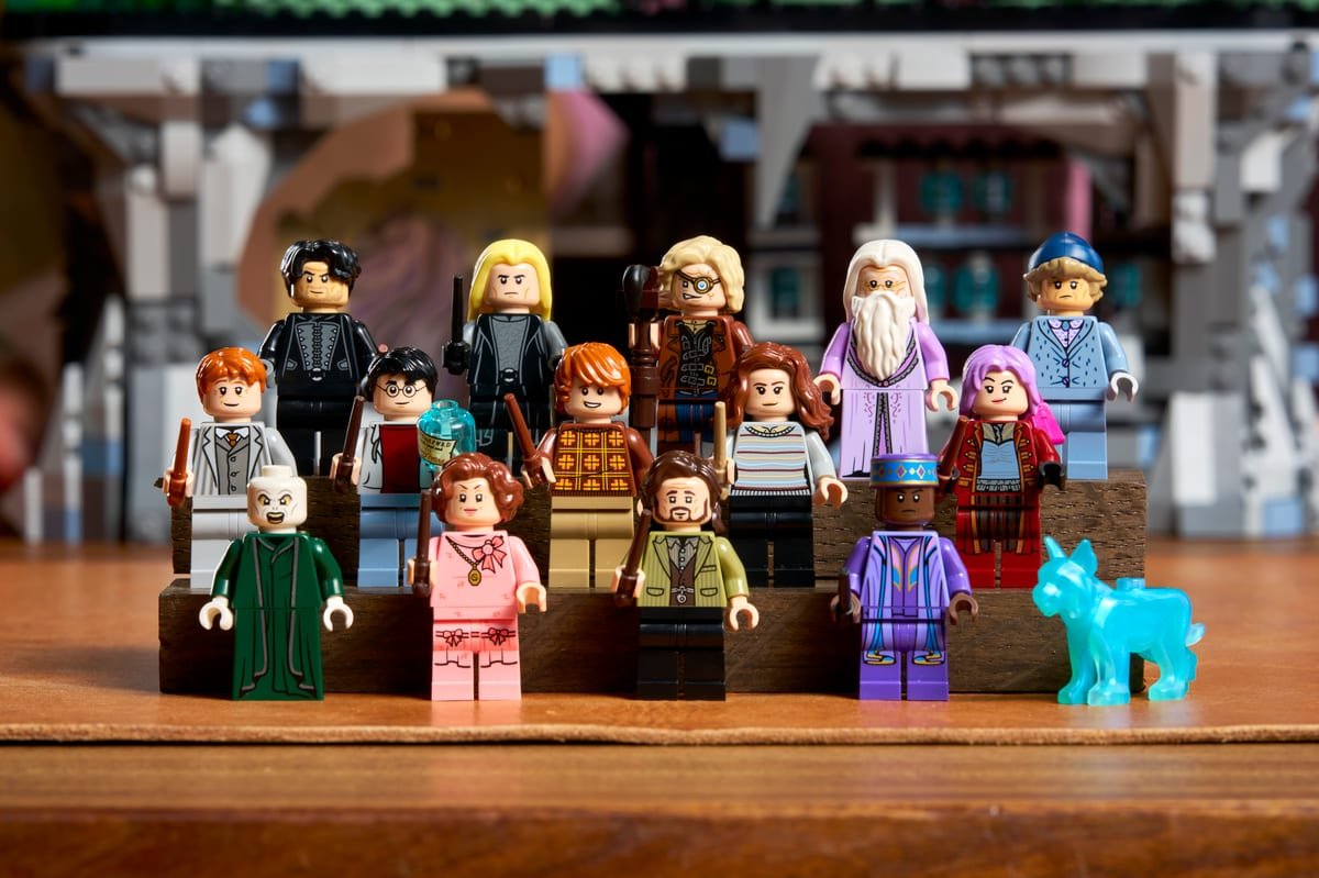 Les quatorze minifigurines du set 76476 alignées, avec le Patronus lynx bleu translucide