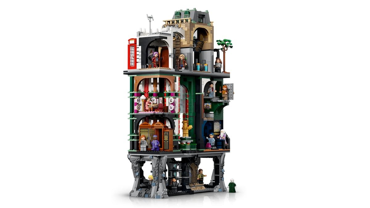 Le ministère de la Magie LEGO 76476 vu de trois quarts, ses trois niveaux empilés