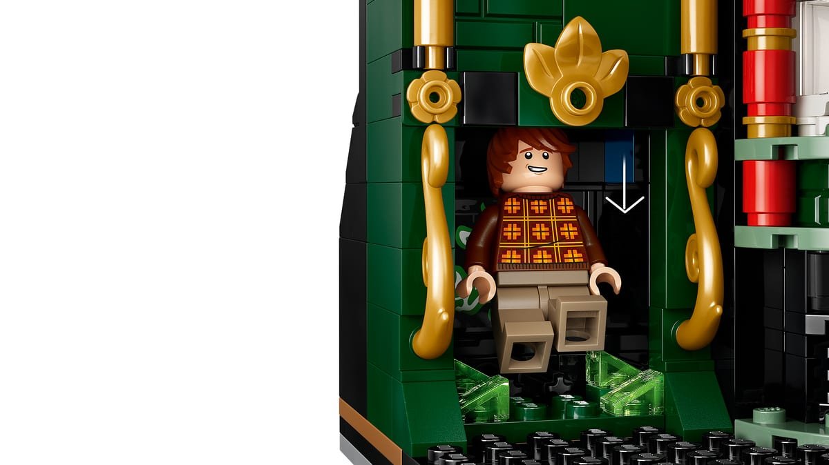Ron Weasley réapparaît dans la cheminée aux flammes vertes de l'atrium, encadrée d'appliques dorées