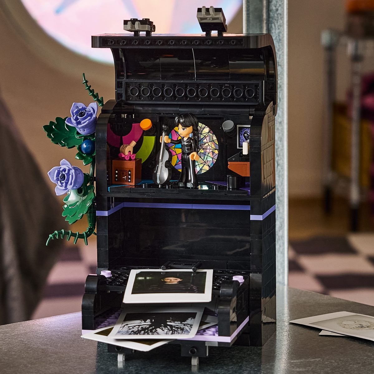 Le sac à dos de Mercredi LEGO 76787 ouvert, avec la chambre miniature et le tiroir à photos