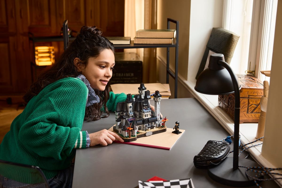 L'Académie Nevermore LEGO 76788 assemblée et posée sur un bureau