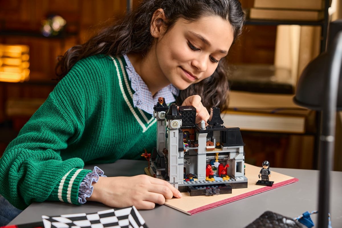 Montage de l'Académie Nevermore LEGO 76788, toiture ouverte sur les pièces intérieures