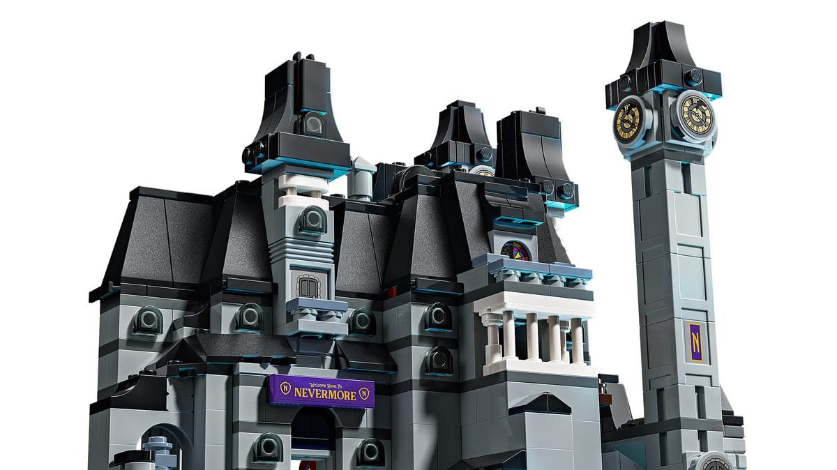 Détail de la façade de l'Académie Nevermore LEGO 76788 et de sa tour de l'horloge