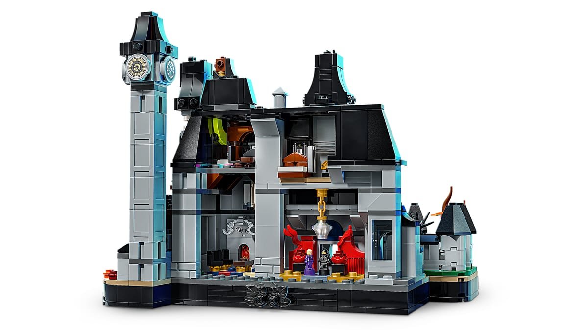 L'Academie Nevermore LEGO vue par sa façade arrière ouverte, ses étages meublés et sa tour d'horloge