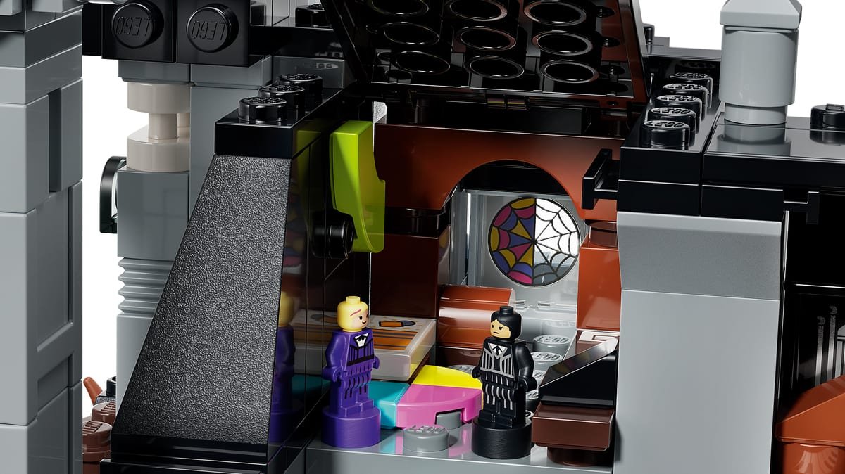 L'intérieur de l'Académie Nevermore LEGO 76788, avec le vitrail en toile d'araignée et les microfigurines de Mercredi et Enid