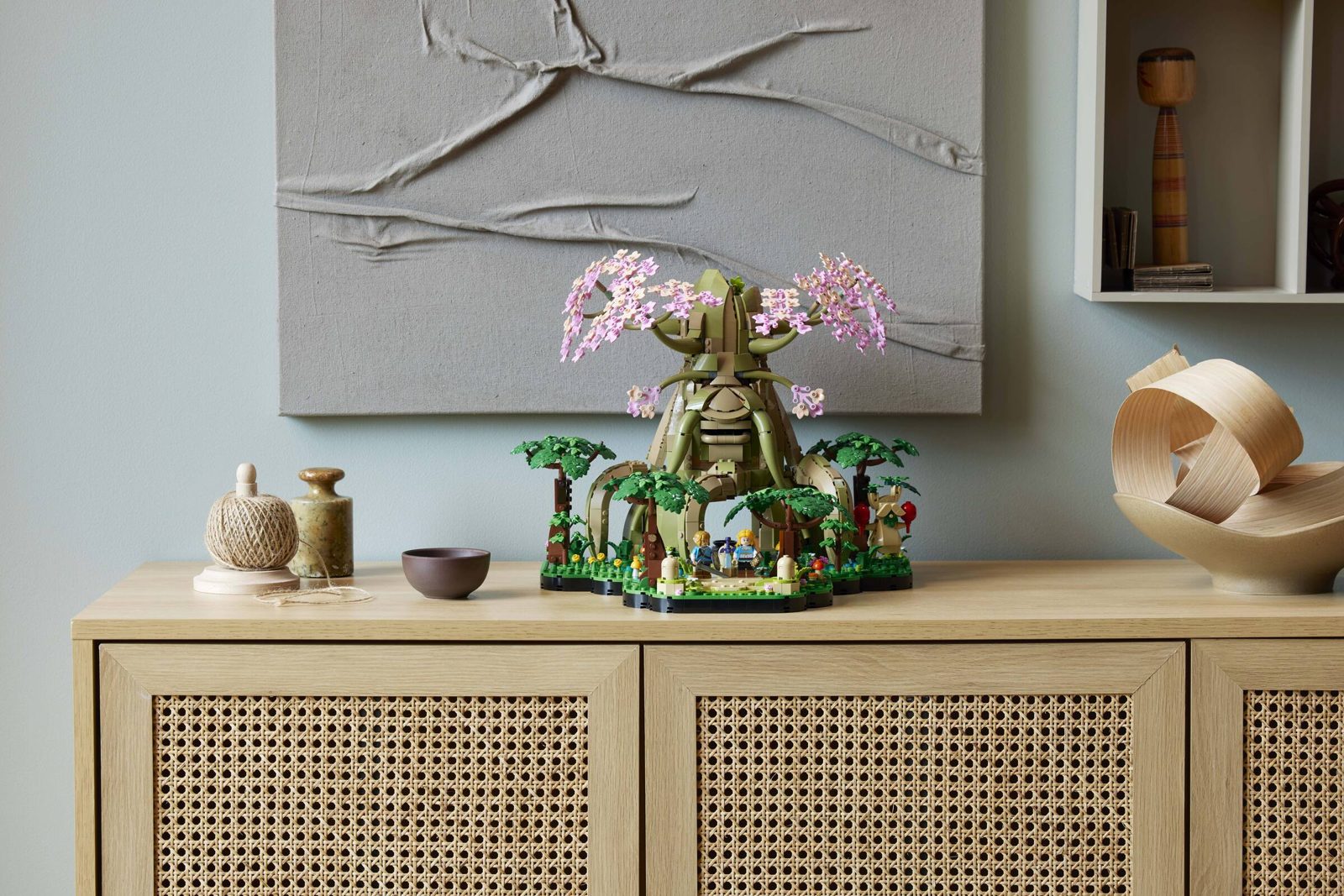 Le Vénérable Arbre Mojo LEGO 77092 en version Breath of the Wild, fleurs roses, posé sur un meuble