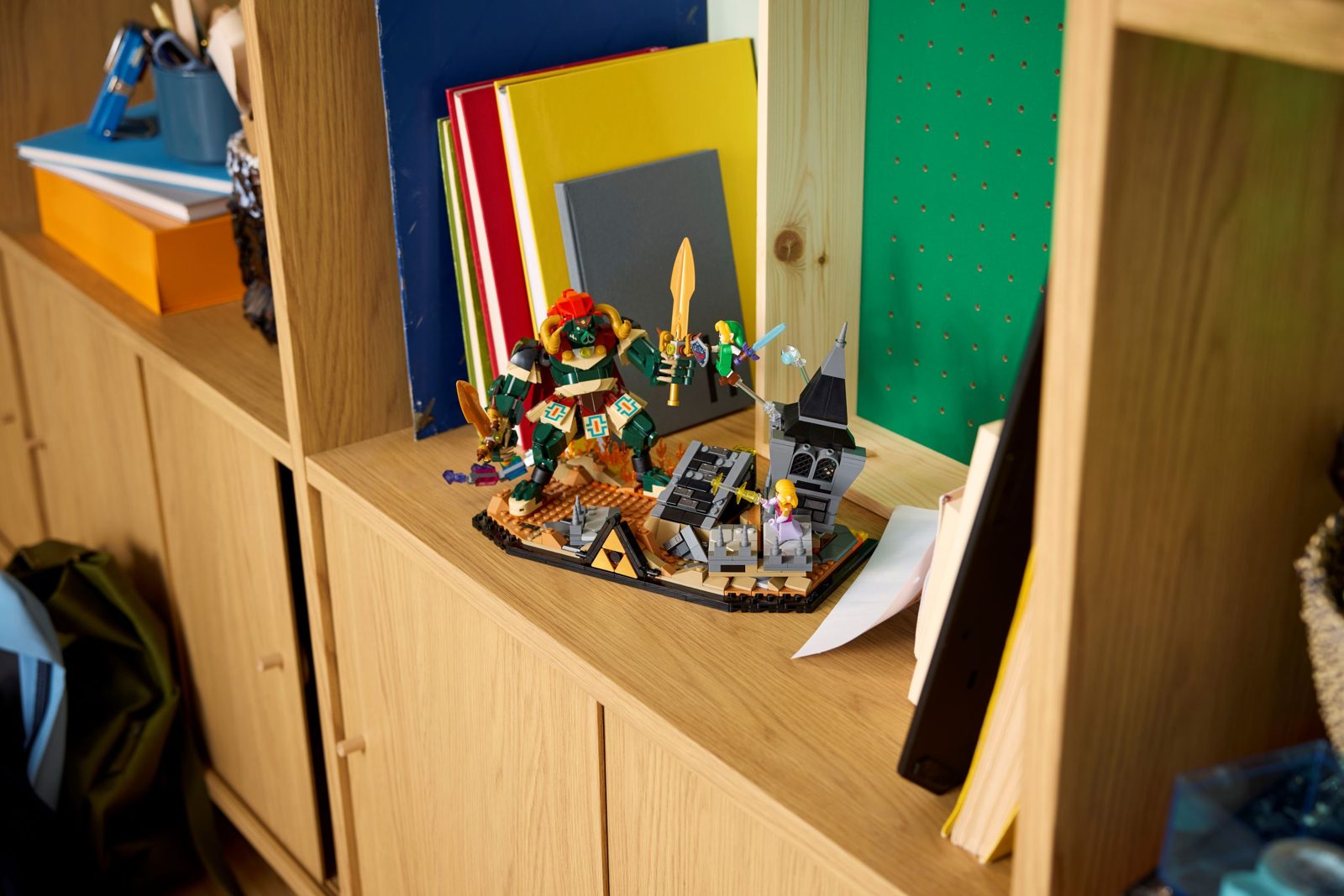 Le LEGO Ocarina of Time Le combat final 77093 exposé sur une étagère